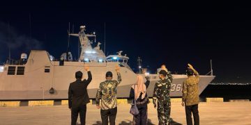 Haru dan Bangga, Dubes LBBP RI Muscatt untuk Kesultanan Oman dan Republik Yaman Sambut KRI Frans Kaisiepo-368 di Port of Salalah, Oman