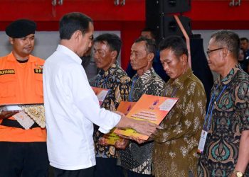 Jokowi Serahkan Bantuan Stimulan Bagi Petani Gagal Panen Terdampak Bencana Banjir