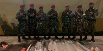Prajurit TNI AL Gagalkan Pengiriman Ratusan Liter Miras Di Pelabuhan Yos Soedarso Kota Ambon