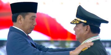 Jokowi Resmi Beri Gelar Pangkat Jenderal TNI Kehormatan ke Prabowo