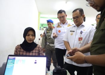 Pj Wali Kota Bekasi Pantau Langsung Perekaman E-KTP Di Sekolah