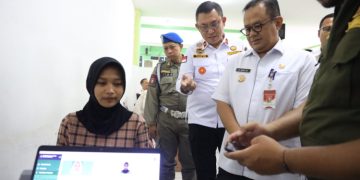Pj Wali Kota Bekasi Pantau Langsung Perekaman E-KTP Di Sekolah