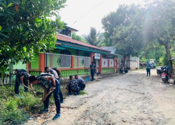 Jelang Peringatan Hari Besar Keagamaan, TNI AL Laksanakan Bakti Sosial Bersihkan Tempat Ibadah di Kabupaten Tolitoli