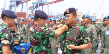 Sebagai Tanda Jasa Dalam Bangun Kemajuan Organisasi, Prajurit Jalasena Terima Brevet Kehormatan Penerbangan TNI AL