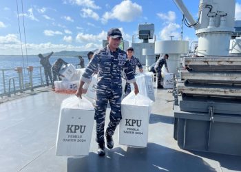 Jelang Pemilu, Unsur Kapal Perang TNI AL Dukung Distribusi Logistik di Maluku Barat Daya