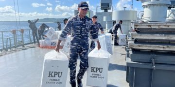 Jelang Pemilu, Unsur Kapal Perang TNI AL Dukung Distribusi Logistik di Maluku Barat Daya