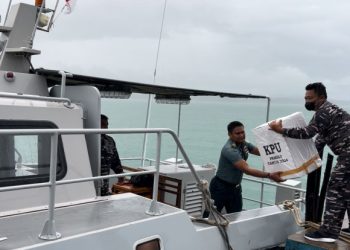 TNI AL Distribusikan Logistik Pemilu Dengan Kapal Perang Menuju Kepulauan Terpencil