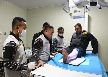 KRI RJW-992 Bantu Korban Laka Laut Saat Debarkasi Bantuan Kemanusiaan Konflik Gaza