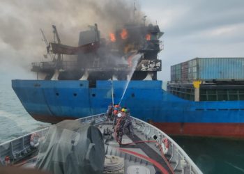 Unsur TNI AL KRI Bubara-868 Bantu Penanggulangan Kebakaran Km Alexindo 8 Di Perairan Batam