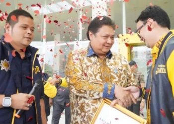 Suara Golkar Meningkat di 2024, AMPI Beri Airlangga Piagam Penghargaan