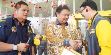 Suara Golkar Meningkat di 2024, AMPI Beri Airlangga Piagam Penghargaan