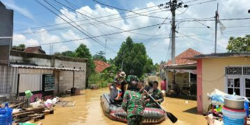 TNI AL Bantu Evakuasi Korban Terdampak Banjir Di Cirebon
