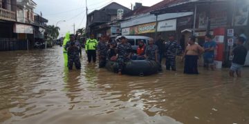 Respon Cepat TNI AL Evakuasi Korban Banjir Di Bangkalan, Madura
