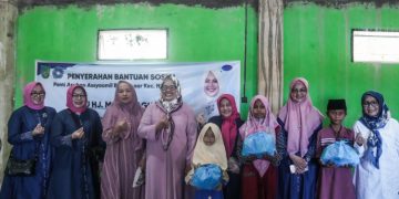 Ketua Umum Pikori BP Batam Serahkan Bantuan Sembako