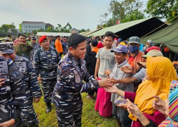 TNI AL Salurkan Bantuan Kemanusiaan Bagi Korban Gempa Di Jawa Timur