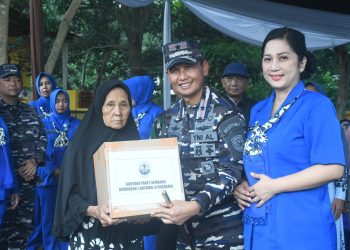 Peduli Dengan Sesama, TNI AL Gelar Bakti Sosial di Banyuwangi