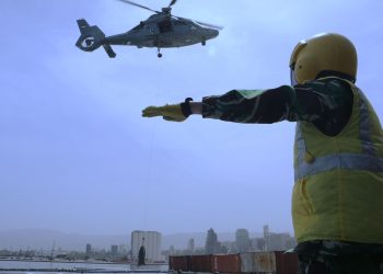 Simulasi Vertical Replenishment Crew HS-1305 Dengan KRI Diponegoro-365