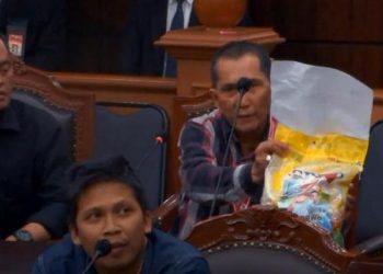 Saksi Ganjar-Mahfud Pamer Karung Beras Berstiker Prabowo-Gibran di Sidang Sengketa Pilpres 2024