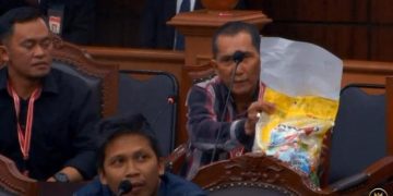 Saksi Ganjar-Mahfud Pamer Karung Beras Berstiker Prabowo-Gibran di Sidang Sengketa Pilpres 2024