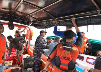 TNI AL Bantu Evakuasi Penumpang Kapal Karam Di Kepulauan Meranti
