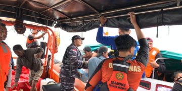 TNI AL Bantu Evakuasi Penumpang Kapal Karam Di Kepulauan Meranti
