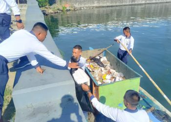 MOMENTUM KE-78 HARDIK-AL, PRAJURIT TNI AL BERSIH-BERSIH PANTAI DI MAKASSAR