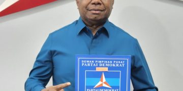 Partai Demokrat Serahkan Surat Tugas Kepada Drs. Dominggus Mandacan untuk Maju Cagub Papua Barat