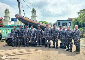 TNI AL BANTU WARGA TERDAMPAK BANJIR DI CIREBON