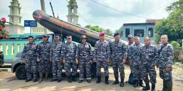 TNI AL BANTU WARGA TERDAMPAK BANJIR DI CIREBON