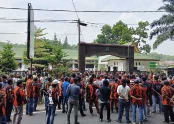 Jelang Tuntutan Kasus TPPO Terbit Rencana PA, Ratusan Masa Berseragam Datangi Kejaksaan Negeri Langkat