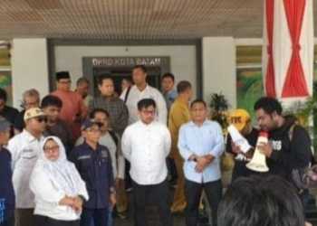Ketua DPRD Kota Batam Nuryanto Tandatangan Spanduk Penolakan Revisi RUU Penyiaran.