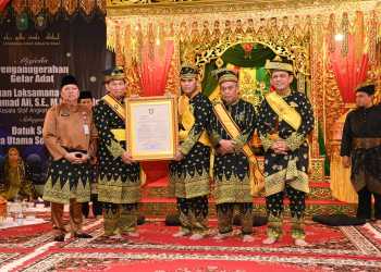 KEPALA STAF TNI AL TERIMA GELAR “DATUK SERI SEGARA UTAMA SETIA WANGSA” DARI LAMR