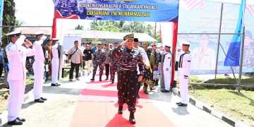 SEMANGATI PRAJURIT BINTARA MARITIM, KSAL TINJAU POS BABINPOTMAR DAN KEGIATAN BAKTI SOSIAL DI PERAWANG RIAU