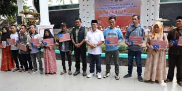 Foto Pemerintah Serahkan Dana Stimulan Perbaikan Rumah Terdampak Gempa Cianjur