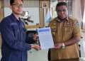 Ketua PWI Papua Barat, Bustam bersama PJ Gubernur Papua Barat//GRW