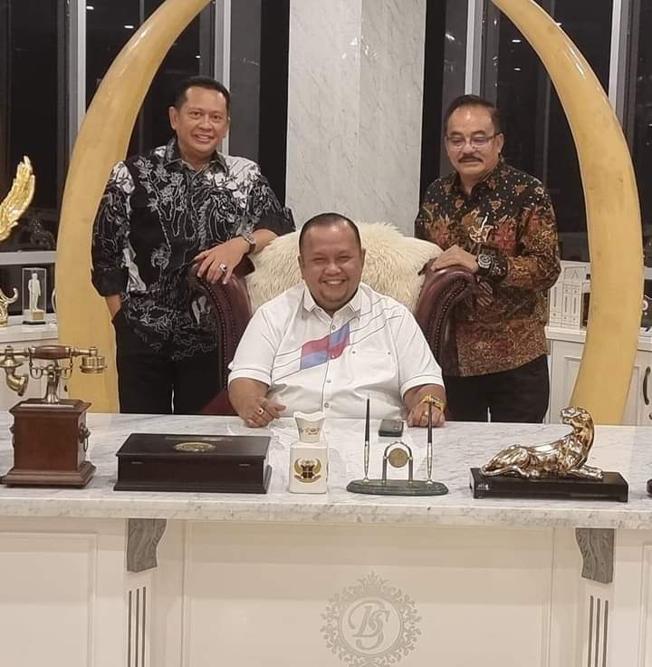 Wakil Ketua I DPRD kabupaten Manokwari, Norman Tambunan bersamaBambang Soesatyo dan Robert Kardinal//ISTIMEWA