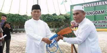 Pangdam XVIII Kasuari Serahkan Hewan Qurban Kepada Panitia Qurban Masjid