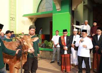 Pj. Wali Kota Bekasi Shalat Idul Adha Sekaligus Serahkan Hewan Qurban Pemko Bekasi