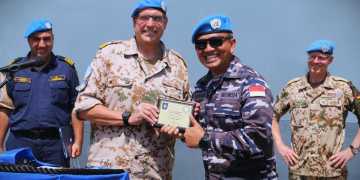 KRI DIPONEGORO – 365 TERIMA “LETTER OF APPRECIATION” DARI DEPUTY FORCE COMMANDER UNIFIL