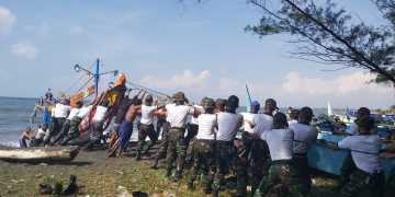 LAKA LAUT NELAYAN TERJADI DI PANTAI CEMARA BANYUWANGI, TNI AL GERAK CEPAT EVAKUASI