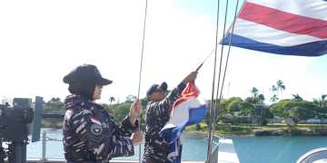 PRAJURIT TNI AL DENGAN KRI REM-331 BERHASIL TAKLUKAN SAMUDERA PASIFIK, TIBA DI PEARL HARBOR