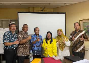 Kepala Departemen Epidemiologi FKM UI Dr. dr. Helda., M.Kes., Nyatakan dr. Aneke Theresia Kapoh Lulus S2 Epidemiologi UI