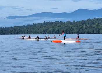 Tim Dayung Papua Barat saat berlatih di perairan Manokwari dalam rangka PON XXI Aceh, Sumatara Utara