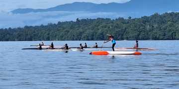 Tim Dayung Papua Barat saat berlatih di perairan Manokwari dalam rangka PON XXI Aceh, Sumatara Utara