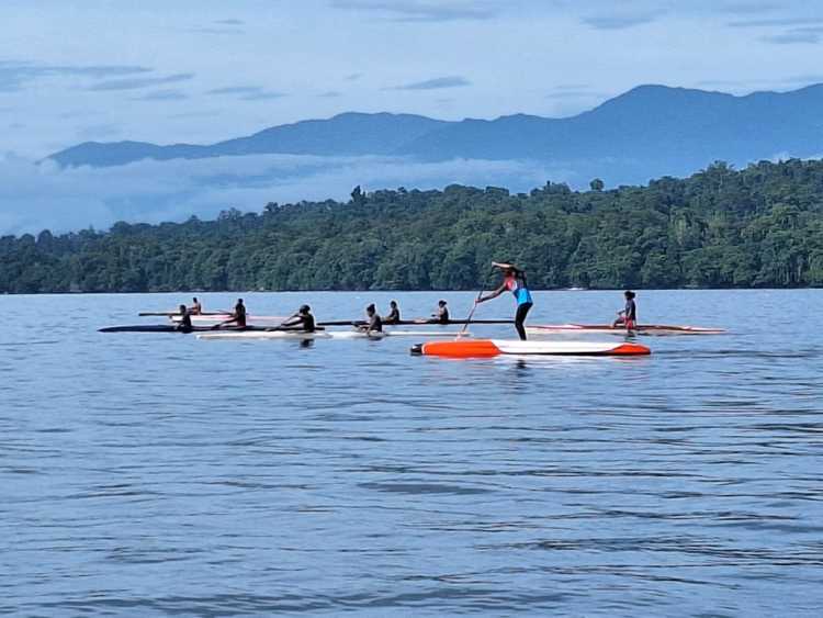 Tim Dayung Papua Barat saat berlatih di perairan Manokwari dalam rangka PON XXI Aceh, Sumatara Utara