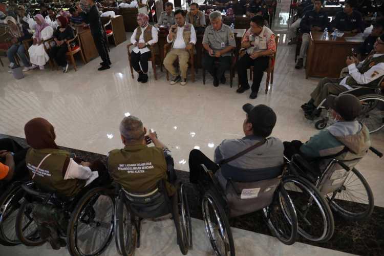 Diskusi forum relawan disabilitas Kabupaten Klaten bersama Deputi Bidang Pencegahan BNPB Prasinta Dewi dan Direktur Kesiapsiagaan BNPB Pangarso Suryotomo di Pendopo Kabupaten Klaten, Kota Klaten, Jawa Tengah, Jumat (28/6)