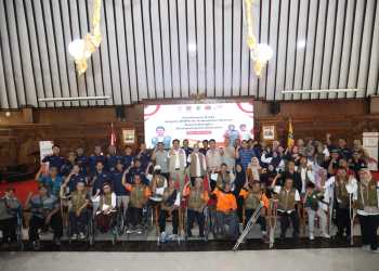 Deputi Bidang Pencegahan BNPB Prasinta Dewi memberikan arahan dalam pertemuan relawan tangguh bencana di Pendopo Kabupaten Klaten, Kota Klaten, Jawa Tengah, Jumat (28/6)