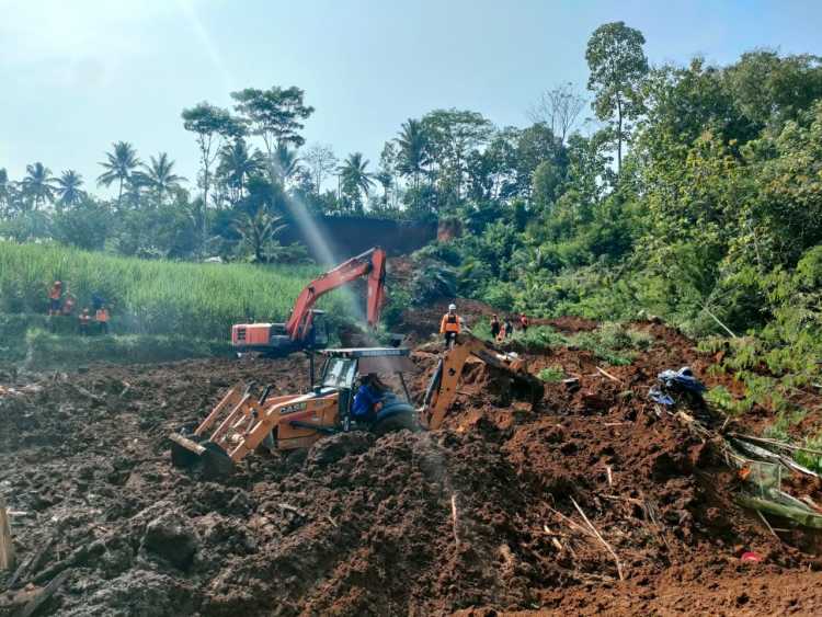 Dua alat berat dikerahkan oleh BPBD Kabupaten Blitar untuk melakukan pencarian korban hilang akibat tanah longsor yang terjadi di Desa Bumirejo, Kecamatan Kesamben, Kabupaten Blitar, Minggu (30/6). Sumber foto: BPBD Kabupaten Blitar