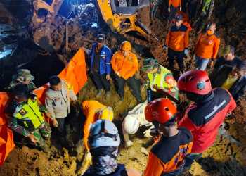 Tim gabungan mengevakuasi korban meninggal dunia yang tertimbun tanah longsor, di Desa Bumirejo, Kecamatan Kesamben, Kabupaten Blitar, Minggu (30/6). Sumber foto: BPBD Kabupaten Blitar