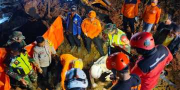 Tim gabungan mengevakuasi korban meninggal dunia yang tertimbun tanah longsor, di Desa Bumirejo, Kecamatan Kesamben, Kabupaten Blitar, Minggu (30/6). Sumber foto: BPBD Kabupaten Blitar
